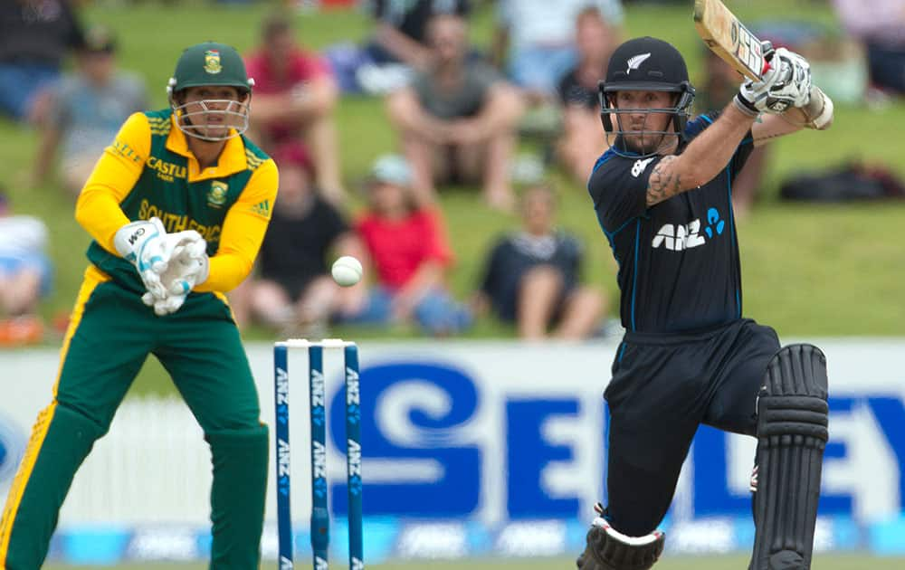 New Zealand batsman Luke Ronchi, right, plays a shot before he lost his wicket for 99 during the ODI cricket match against South Africa at Mt Maunganui in Tauranga, New Zealand.