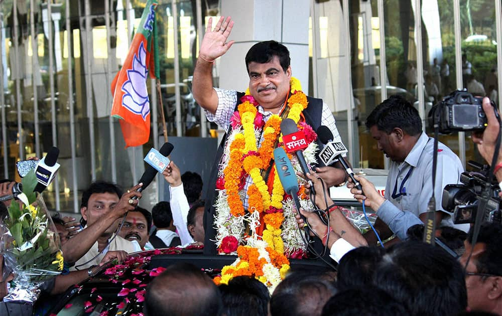 Union Minister for Transport and Shipping Nitin Gadkari being welcomed by supporters on his arrival at Nagpur airport on Tuesday after the Assembly election results.