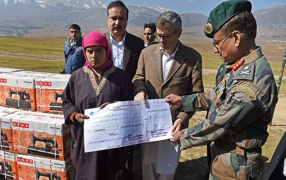 Jammu and Kashmir Chief Minister Omar Abdullah with GOC 15 corps Lieutenant General Subrata Saha (Centre) giving away a cheque of Rs one lac to a family member of late Bilal Ahmad Parray who was killed in an explosion, under Mission Fallah at Tosamaidan in Budgam.