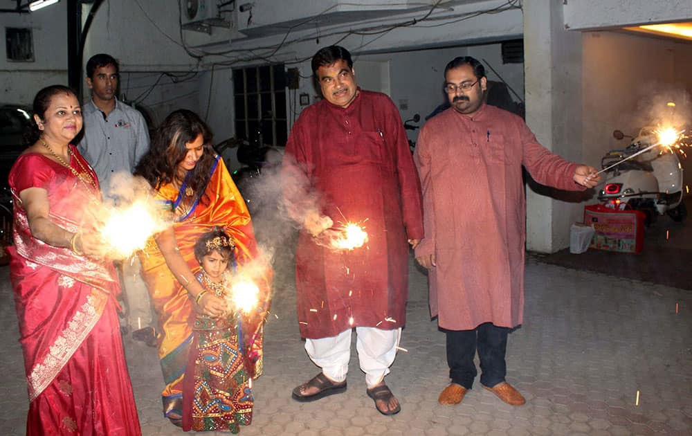 UNION MINISTER FOR TRANSPORT AND SHIPPING NITIN GADKARI ALONG WITH FAMILY CELEBRATE DIWALI FESTIVAL IN NAGPUR.