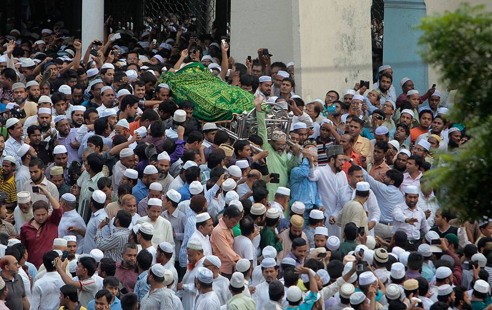 Bangladeshi Muslims attend the funeral procession of former Bangladeshi Islamist Jamaat-e-Islami party leader Ghulam Azam, 91, in Dhaka, Bangladesh.