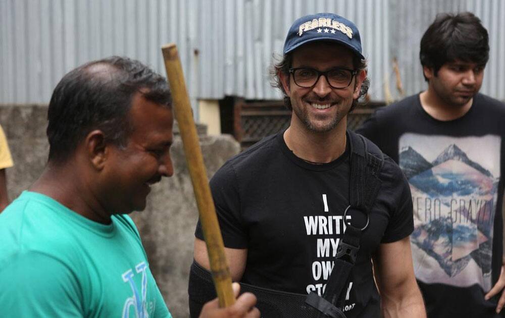 Hrithik Roshan - Wish my children ver here wth me 2watch their daddy help clean d neighbourhood. No better way 2 teach dan by example -twitter