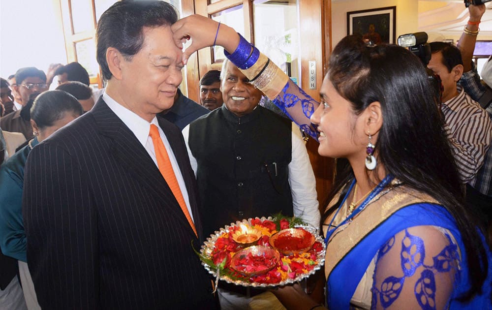 Vietnamese Prime Minister Nguyen Tan Dung is welcomed in Bodhgaya.