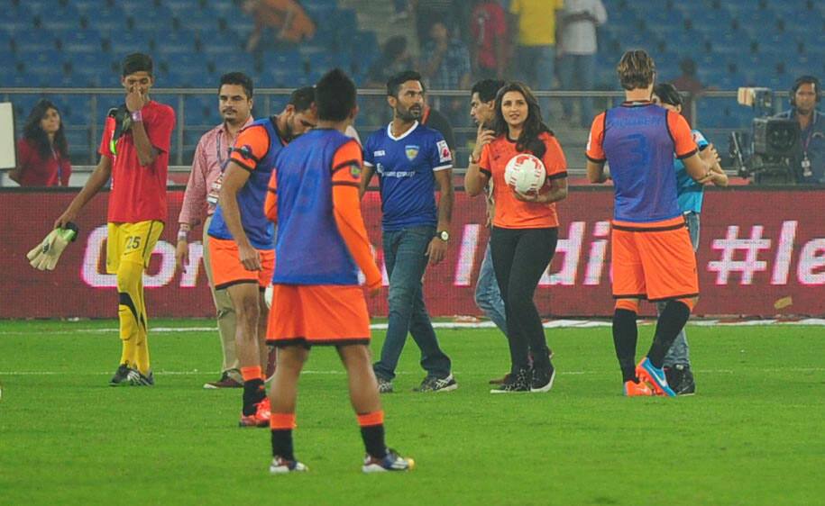 Parineeti Chopra (2R) and Dinesh Karthik (C) during a match between Delhi Dynamos and Chennaiyin FC in Indian Super League (ISL) football match in New Delhi. -dna