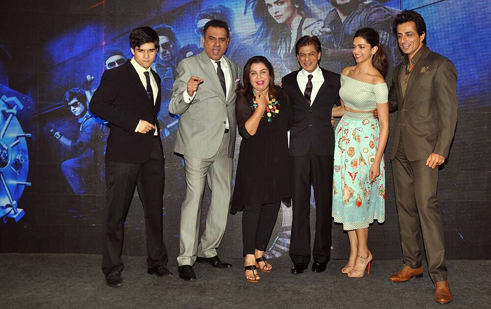 VIVAAN SHAH, BOMAN IRANI, FARAH KHAN, SRK, DEEPIKA PADUKONE AND SONU SOOD.