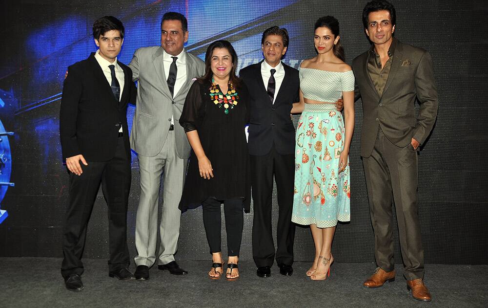 VIVAAN SHAH, BOMAN IRANI, FARAH KHAN, SRK, DEEPIKA PADUKONE AND SONU SOOD.