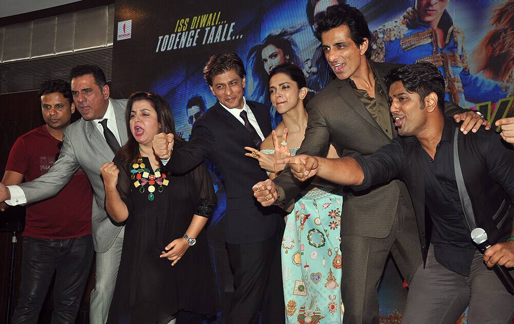 KUMAAR, BOMAN IRANI, FARAH KHAN, SRK, DEEPIKA, SONU SOOD AND EMCEE.