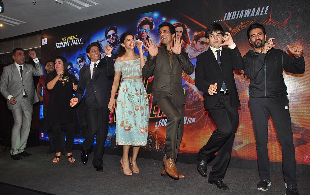 BOMAN IRANI, FARAH KHAN, SRK, DEEPIKA PADUKONE, SONU SOOD, VIVAAN SHAH AND SHEKHAR RAVJIANI.