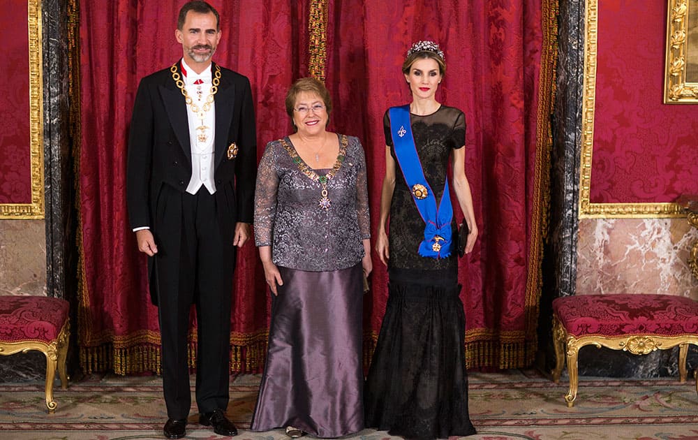 Spain's King Felipe VI, left, Spain's Queen Letizia, right, Chile's President Michelle Bachelet, centre, pose for a picture before a gala dinner at the Royal Palace in Madrid, Spain.