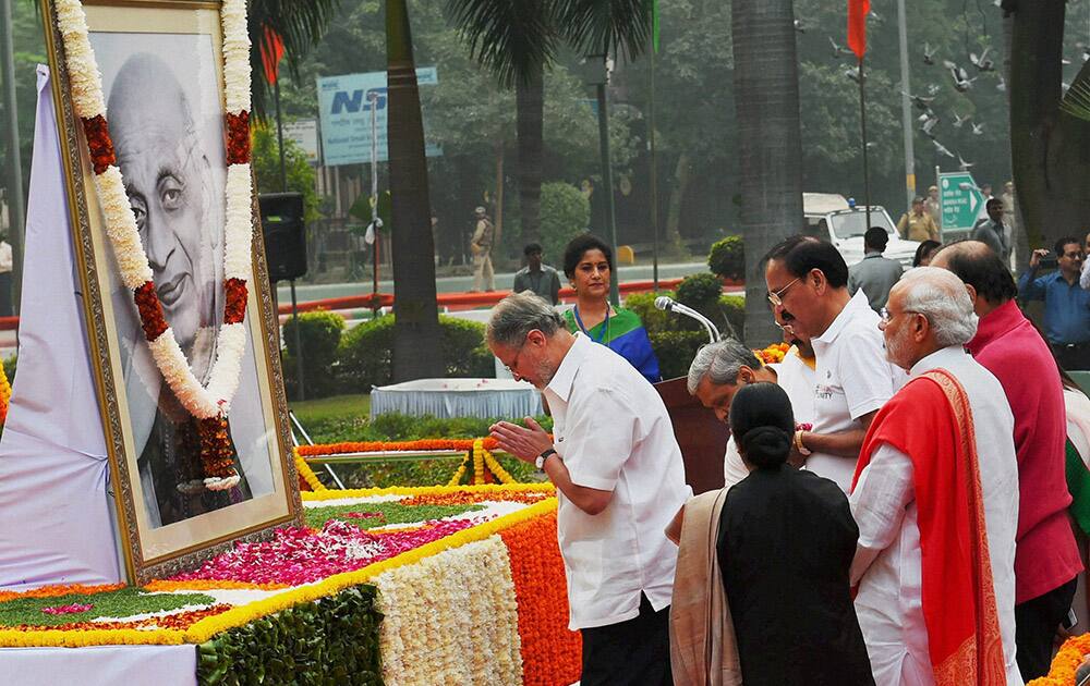 Prime Minister Narendra Modi, Union ministers Sushma Swaraj and Venkaiah Naidu and Delhi Lt Governor Najeeb Jung paying tribute to Sardar Vallabhbhai Patel on the occasion of his birth anniversary at Patel Chowk in New Delhi