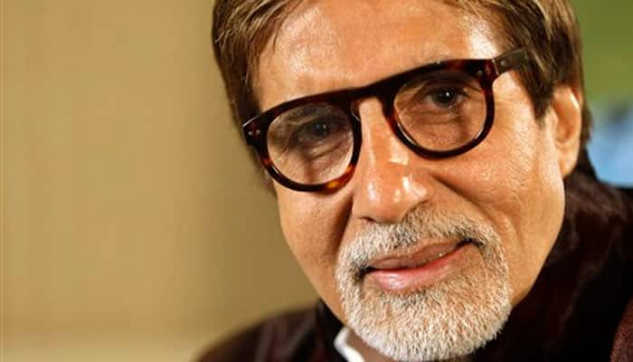 Amitabh Bachchan cycles for &#039;Piku&#039; in Kolkata