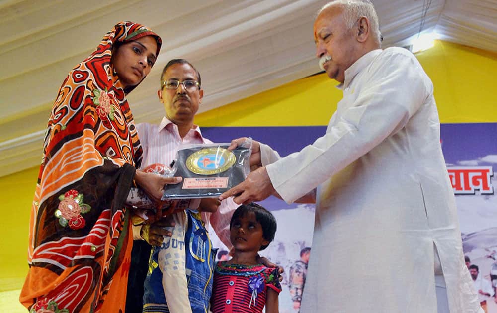 RSS Chief Mohan Bhagawat honours the wife of martyr Hemraj during the Young Resolution Camp in Agra.