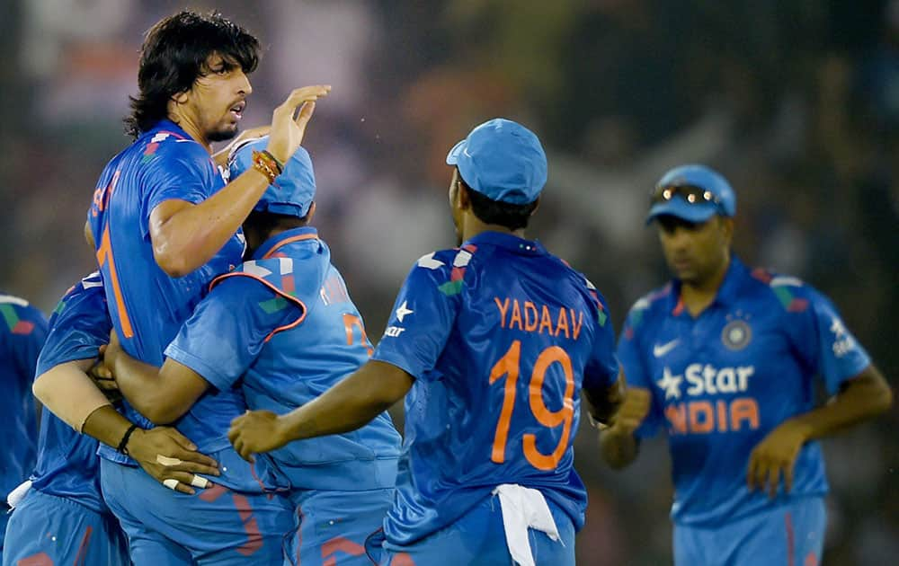 Indian bowler Ishant Sharma celebrates with his teammates after dismissing Sri Lankan batsman Kumar Sangakkara during the 1st ODI match in Cuttack.