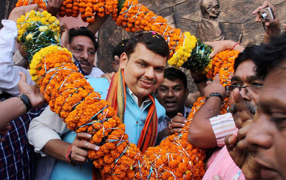 Maharashtra Chief Minister Devendra Fadnavis being welcomed with a garland as he arrives in Nagpur.