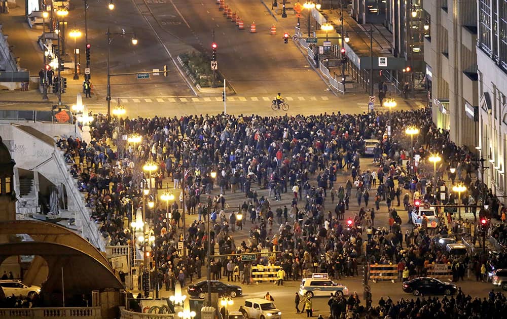 Crowds begin to gather on Chicago's W. Wacker Dr. before daredevil Nik Wallenda begins his tightrope walk uphill at a 19-degree angle, from the Marina City west tower across the Chicago River to the top of the Leo Burnett Building in Chicago.