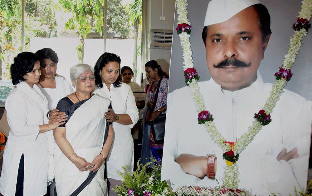 Wife Sunanda Amrapurkar and the three daughters of Sadashiv Amarapurkar who passed away in Mumbai on Monday.