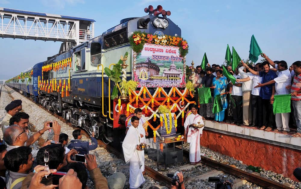 MP Shobha Karandlaje flagging off a new train between Chikmagalur and Bengaluru from Chikmagalur station.