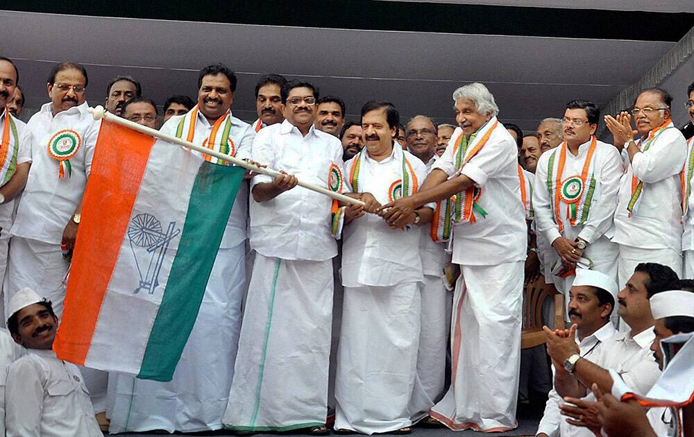 Kerala CM Oommen Chandy flags off ‘Janapaksha Yathra’ lead by KPCC president Ramesh Chennithala in Kasaragod.