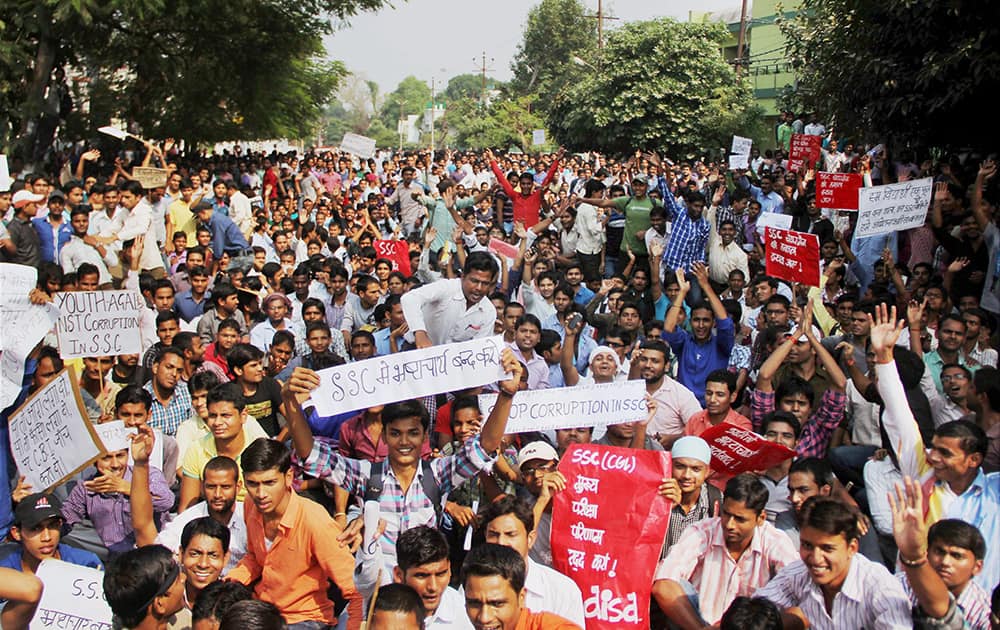 Students shouting slogans during a protest demanding cancellation of Combined Graduate Level-2013 SSC exam over alleged corruption, in front of Staff Selection Commission (SSC) office in Allahabad.