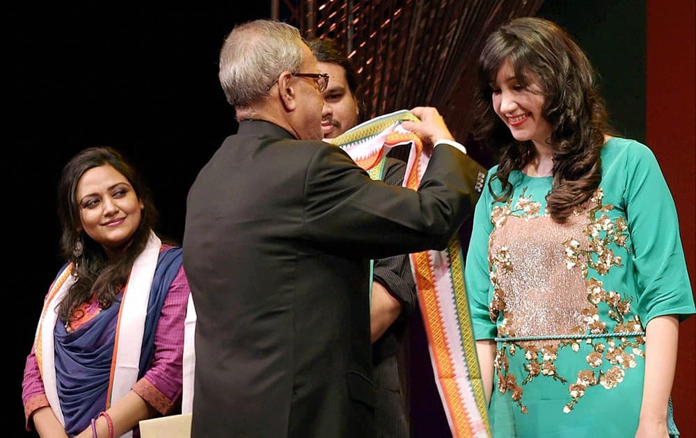 President Pranab Mukherjee felicitates Pakistani singers Zeb Bangash after her performance at Rashtrapati Bhavan in New Delhi.