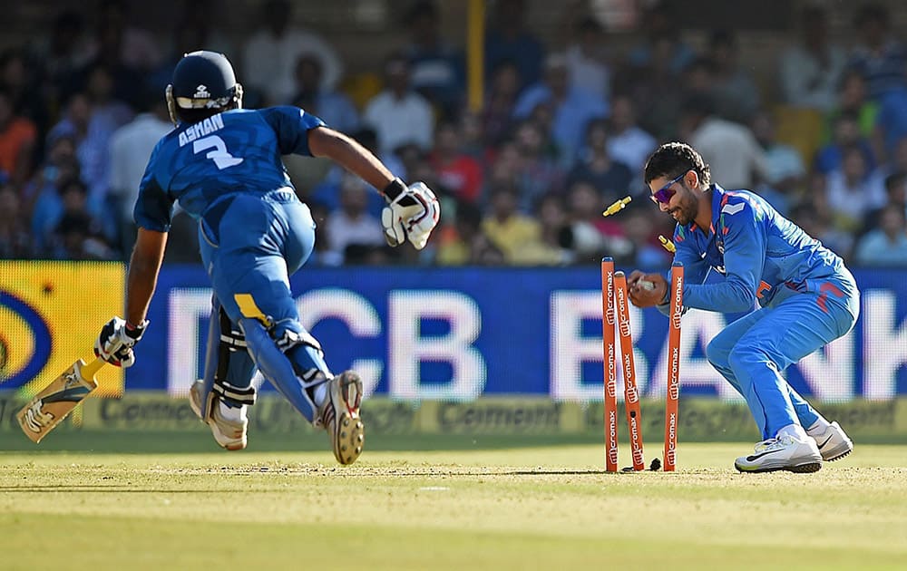 Ravindra Jadeja runs out Srilankan batsman Ashan Priyanjan during the 2nd ODI cricket match in Ahmedabad.