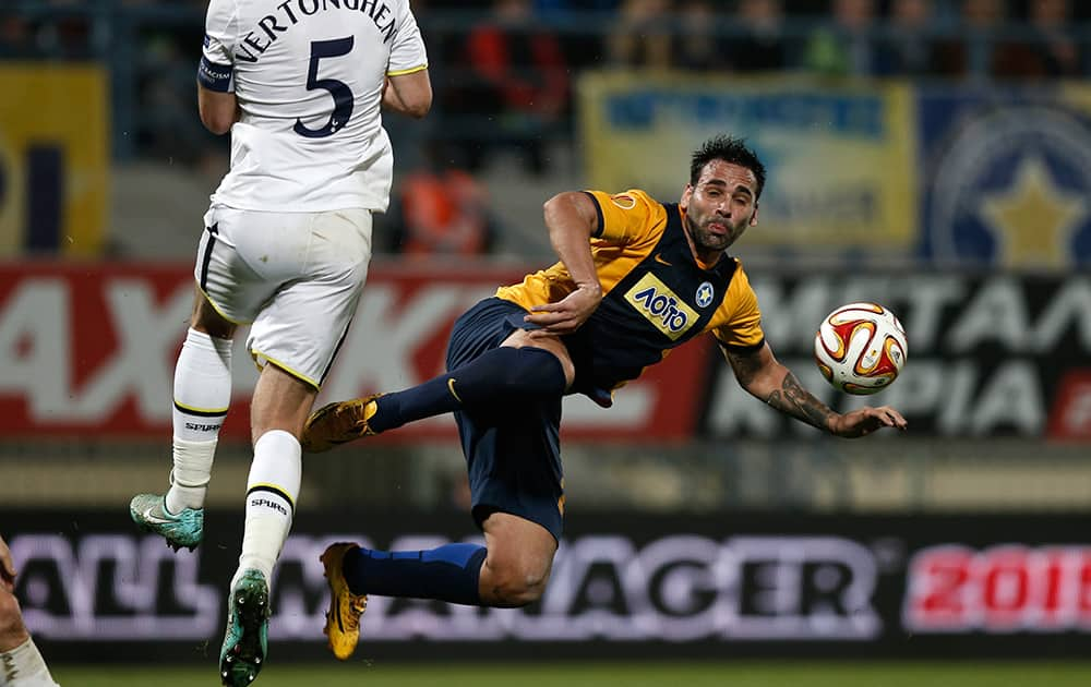 Asteras's Facundo Parra, right, challenges in the air with Tottenham Hotspur's Jan Vertonghen during the Europa League group C soccer match between Asteras Tripolis and Tottenham at the Theodoros Kolokotronis stadium stadium in Tripolis, Greece.