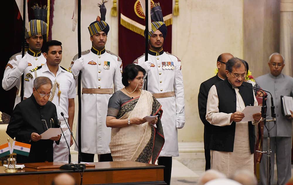 President Pranab Mukherjee administers oath to new Cabinet minister Birender Singh at the swearing-in ceremony at Rashtrapati Bhavan.