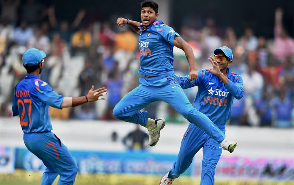  Indian bowler Umesh Yadav with team mates celebrates the wicket of Sri Lanka’s K Sangakkara during 3rd ODI cricket match in Hyderabad.