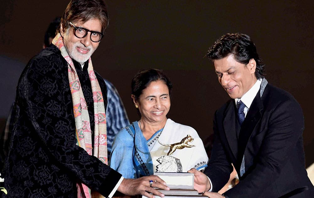  West Bengal Chief Minister Mamata Banerjee, Bollywood Megastar Amitabh Bachchan (L) and Shahrukh Khan during inauguration of 20th Kolkata International Film Festival.