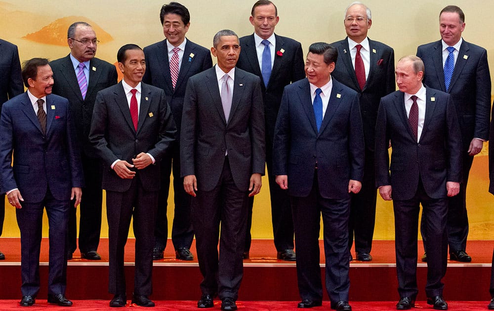 Leaders pose for a group photo at the Asia-Pacific Economic Cooperation (APEC) summit at the International Convention Center in Yanqi Lake, Beijing.