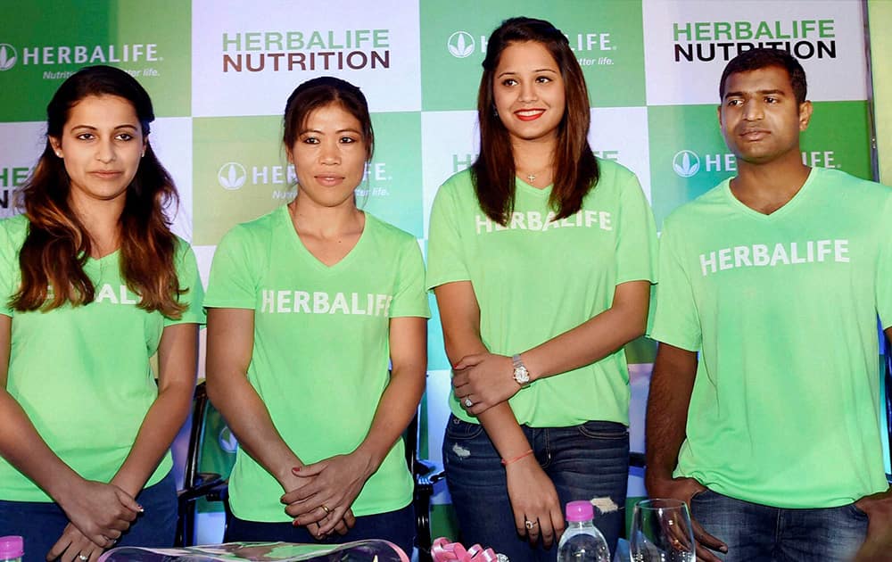 Indias Boxing Champion Mary Kom (C), Squash Champion Dipika Pallikal (2R), Pistol Shooter Heena Sidhu(L) and Paralympic high jumper H N Girish (R) at an event in Kolkata.