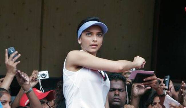 Check out: Deepika Padukone plays badminton on &#039;Piku&#039; sets!