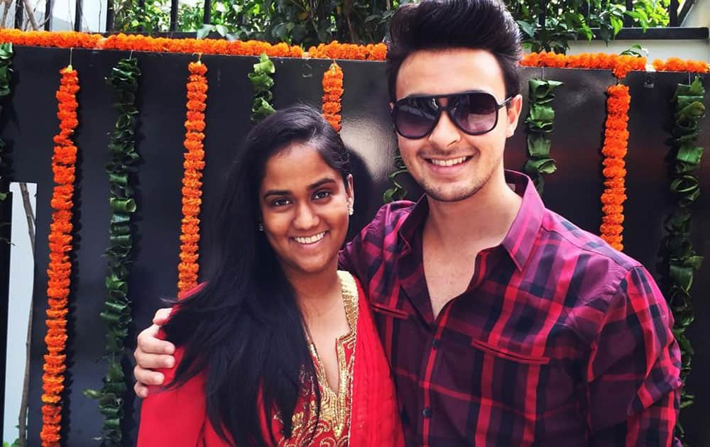 Arpita S Khan -: Enjoyed a perfect Diwali! @aaysharma  -pic courtesy -twitter