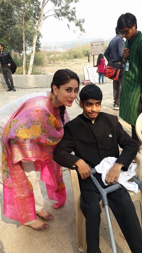 Kareena posed with A Special Kid. -twitter