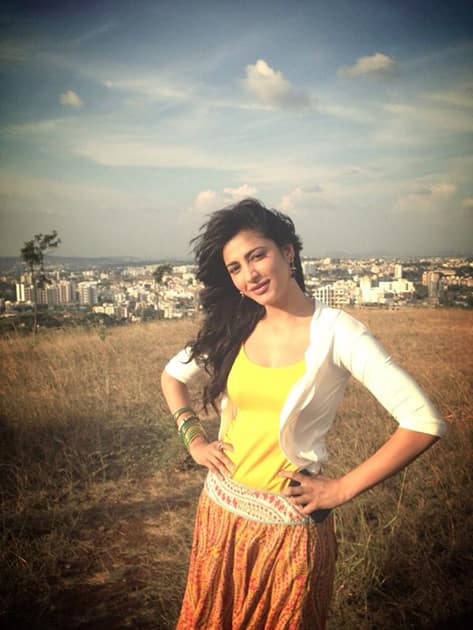 shruti haasan -: On a hilltop clicked by my super fantastic cinematographer @madhie1 #shoot #pune #fun #work -Twitter