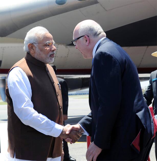 PM Narendra Modi being received by the Indian High Commissioner in Australia, Mr. Biren Nanda, at Brisbane.