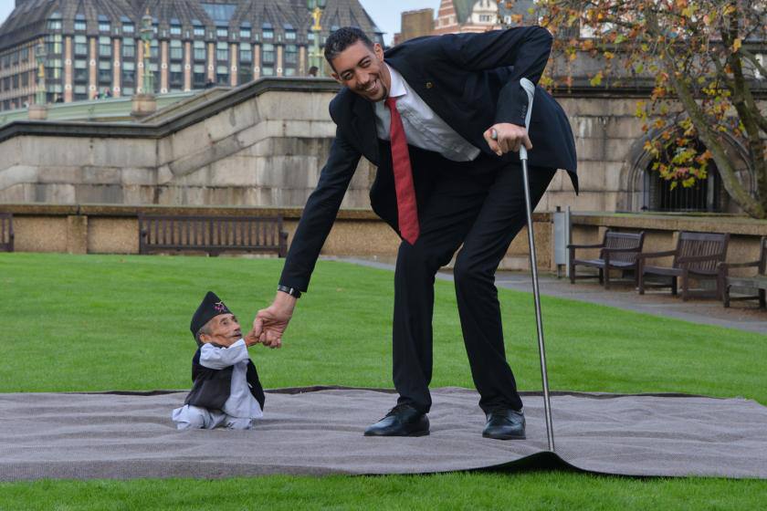 Meet World S Tallest And Shortest Men News Zee News