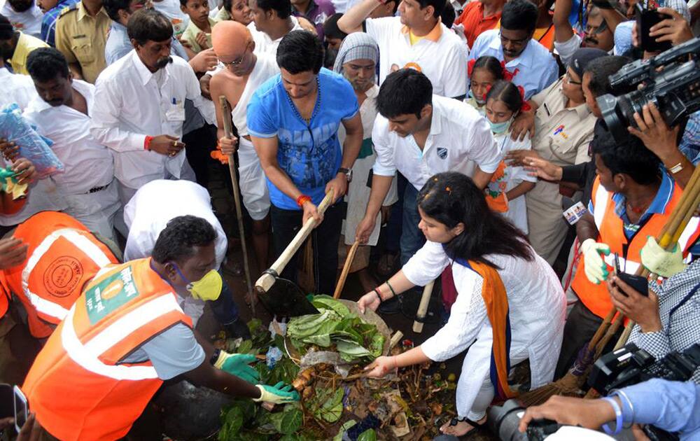 Poonam Mahajan: Special thanks to @imbhandarkar & @KapilSharmaK9 for joining us in this noble initiative. #SwacchBharatAbhiyaan  - Twitter