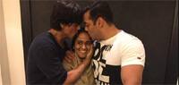 Shah Rukh, Salman `kiss and make-up` on Arpita&#039;s sangeet ceremony!