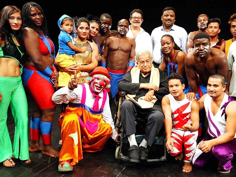 Veteran Bollywood actor Shashi Kapoor with members of Rambo Circus after watching the show at Prithvi theatre in Mumbai.