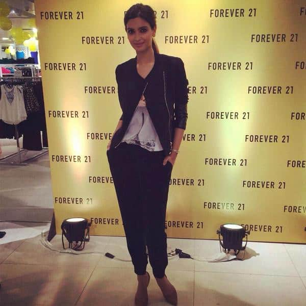 Diana Penty ‏:-Launched Bengaluru's first Forever 21 store at Garuda Mall this afternoon! - Twitter 