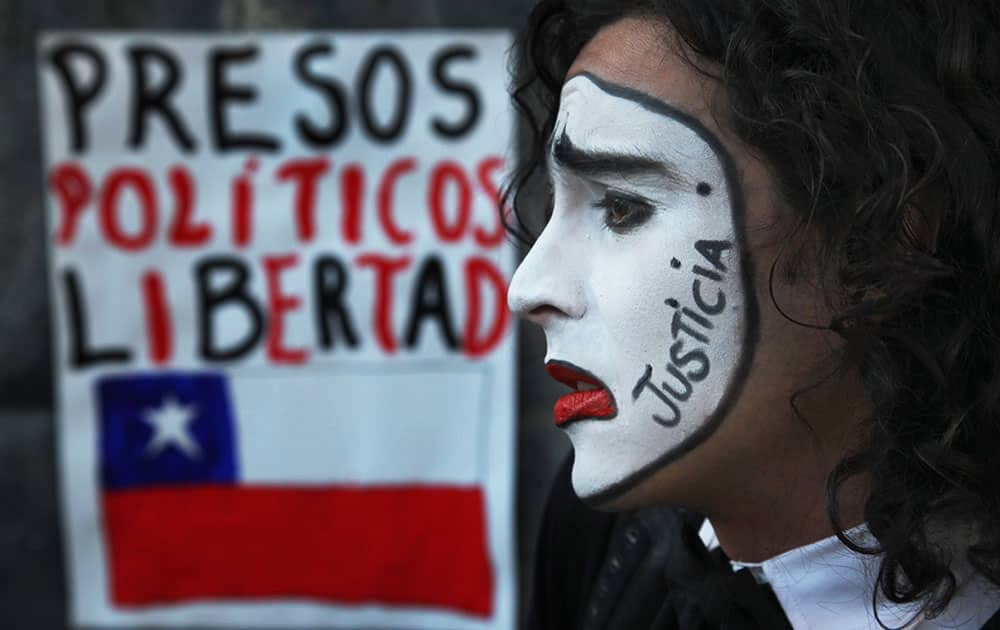 A student wearing white clown makeup with the Spanish word for 