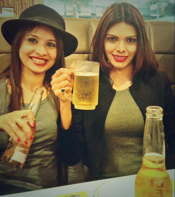 SHERLYN CHOPRA ‏- Itz Beer O'Clock!!!! -twitter