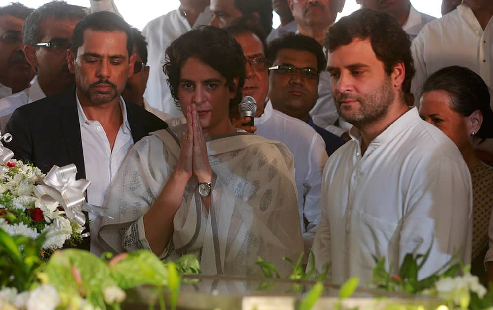 Congress party leader Sonia Gandhi, son Rahul Gandhi, daughter Priyanka Vadra and Praiyanka's husband Robert Vadra, pay tributes to former minister Murli Deora in Mumbai.