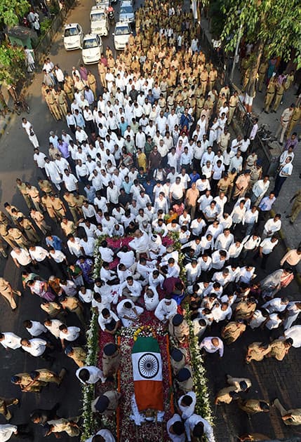 Crowds at the funeral procession of veteran party leader and former Union minister Murli Deora, in Mumbai.