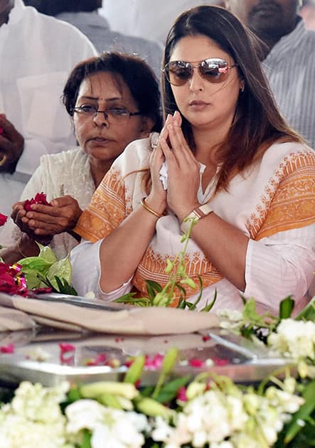 Actress and Congress leader Nagma pays her last respects to former Union Minister Murli Deora during his funeral in Mumbai.