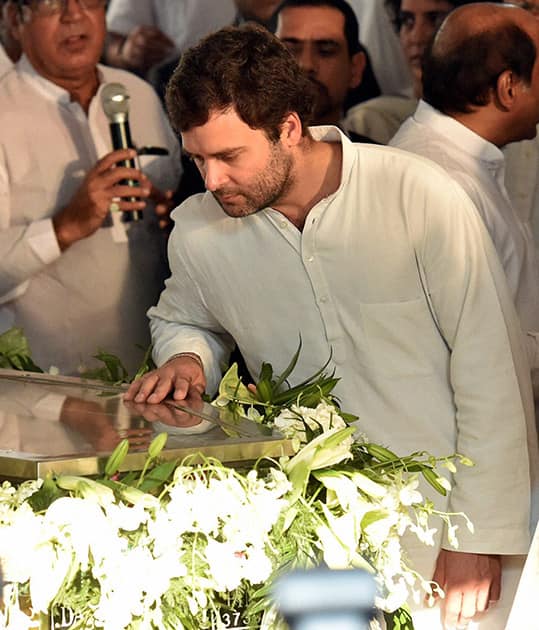 Congress Vice President Rahul Gandhi pays his last respects to former Union Minister Murli Deora during his funeral in Mumbai.