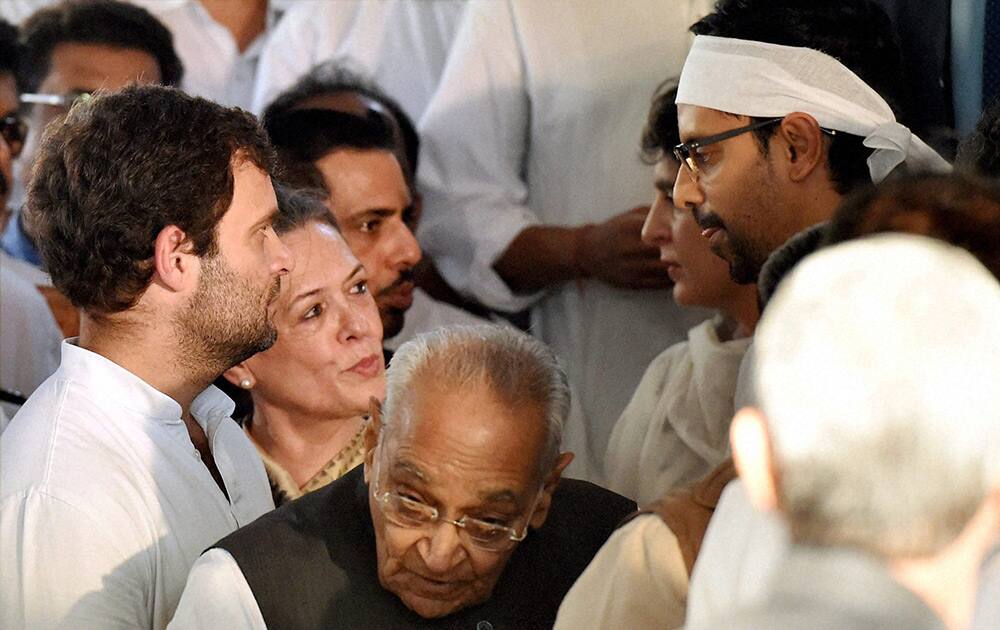 Congress President Sonia Gandhi and vice-president Rahul Gandhi condole family members of former union minister Murli Deora at his funeral in Mumbai.