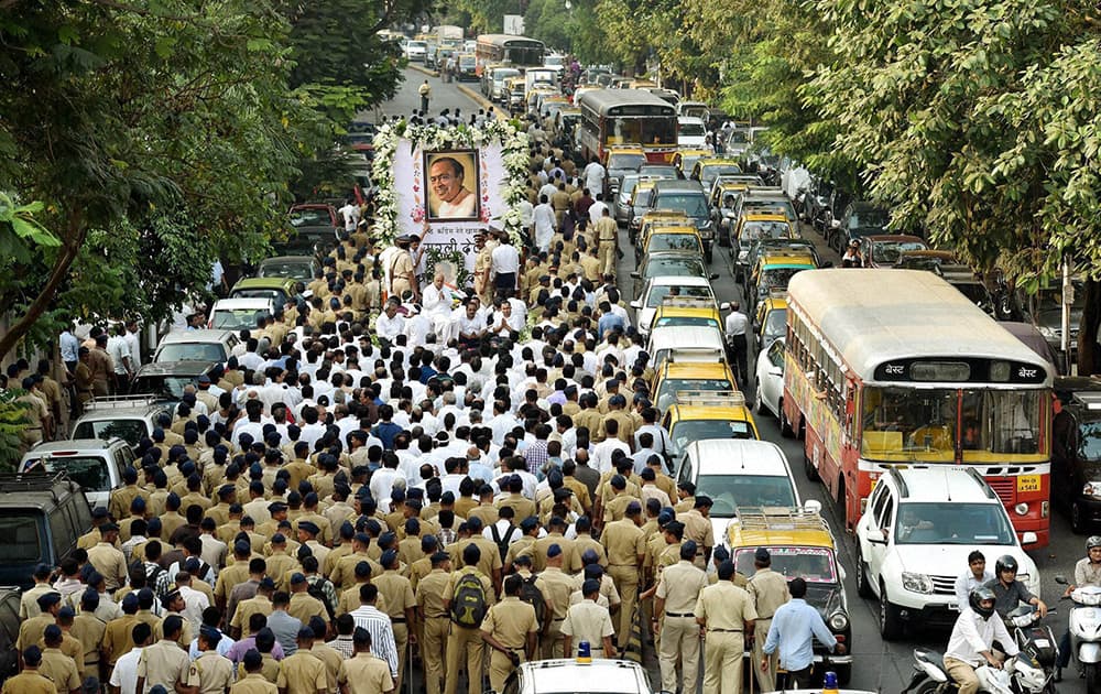 Crowds at the funeral procession of veteran party leader and former Union minister Murli Deora, who died on Monday morning in Mumbai. 