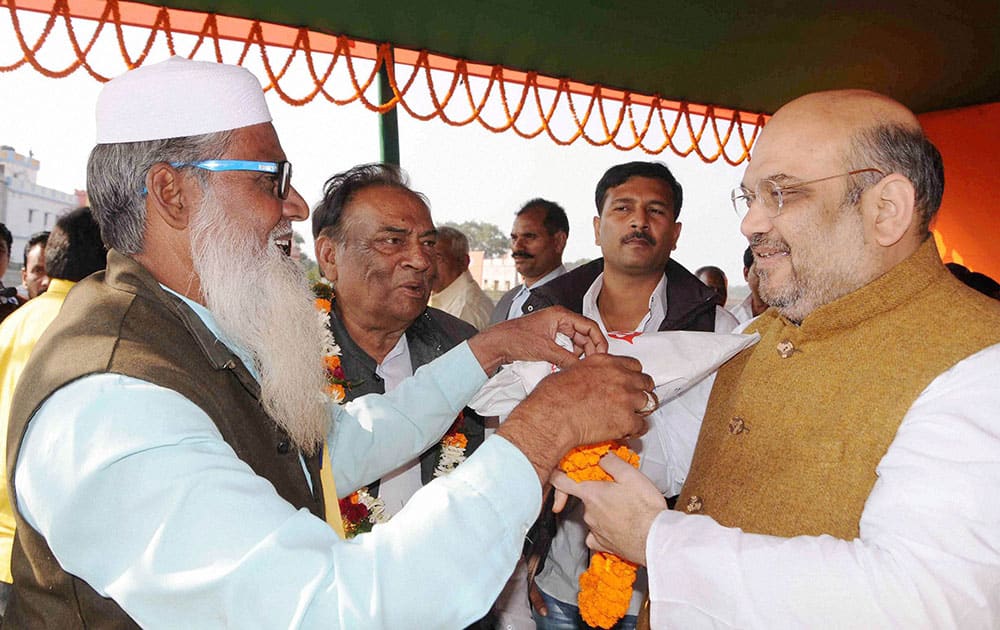 BJP National President Amit Shah being welcomed by a party leader during an election rally at Bahragora in Jharkhand.